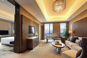 Deluxe Suite | Minibar, in-room safe, desk, blackout curtains - Wanda Realm Taian (Tai'an)