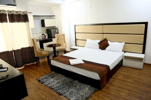 Four bed AC room | 1 bedroom, minibar, rollaway beds - Bankey Bihari Holiday Homes By Naavagat (Mathura)