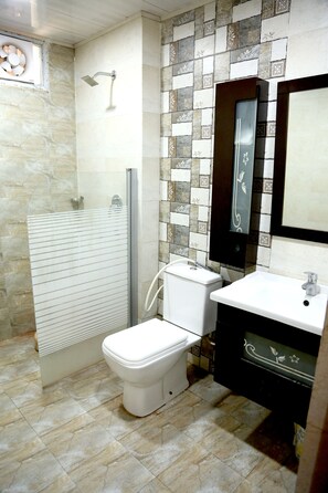 Shower, free toiletries, towels - Bankey Bihari Holiday Homes By Naavagat (Mathura)