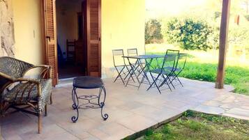 ์ํํธ, ์นจ์ค 1๊ฐ | ํ
๋ผ์ค/ํํฐ์ค