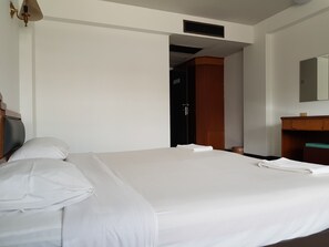 房內夾萬、書桌、隔音、免費 Wi-Fi