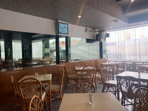 供應早餐、午餐、晚餐；泰國菜