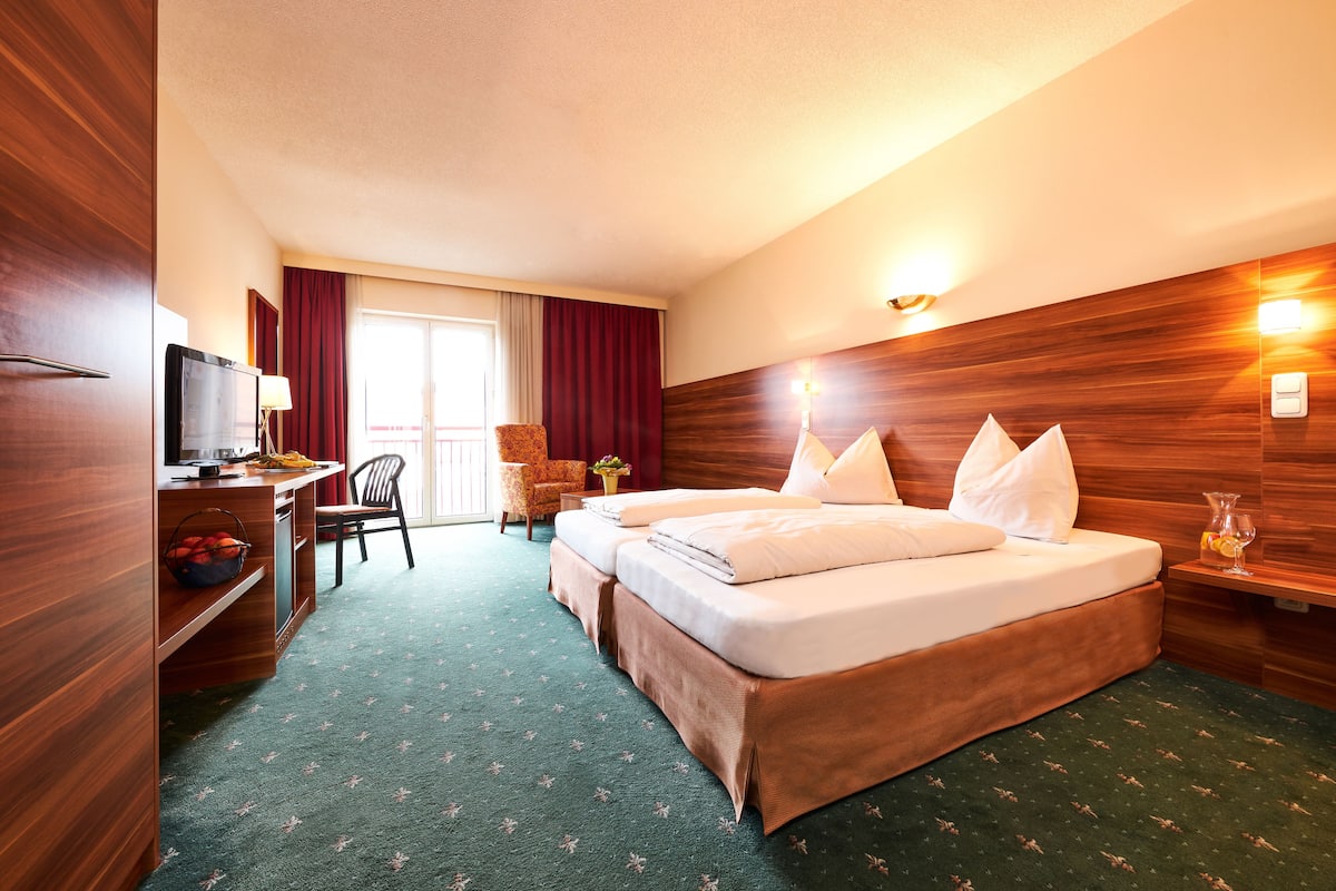 classic double room | 1 bedroom, in-room safe, desk, laptop workspace