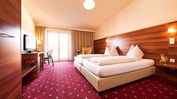 Quarto casal conforto, 1 cama King, sacada | 1 quarto, edredons de pluma, cofres nos quartos, escrivaninha