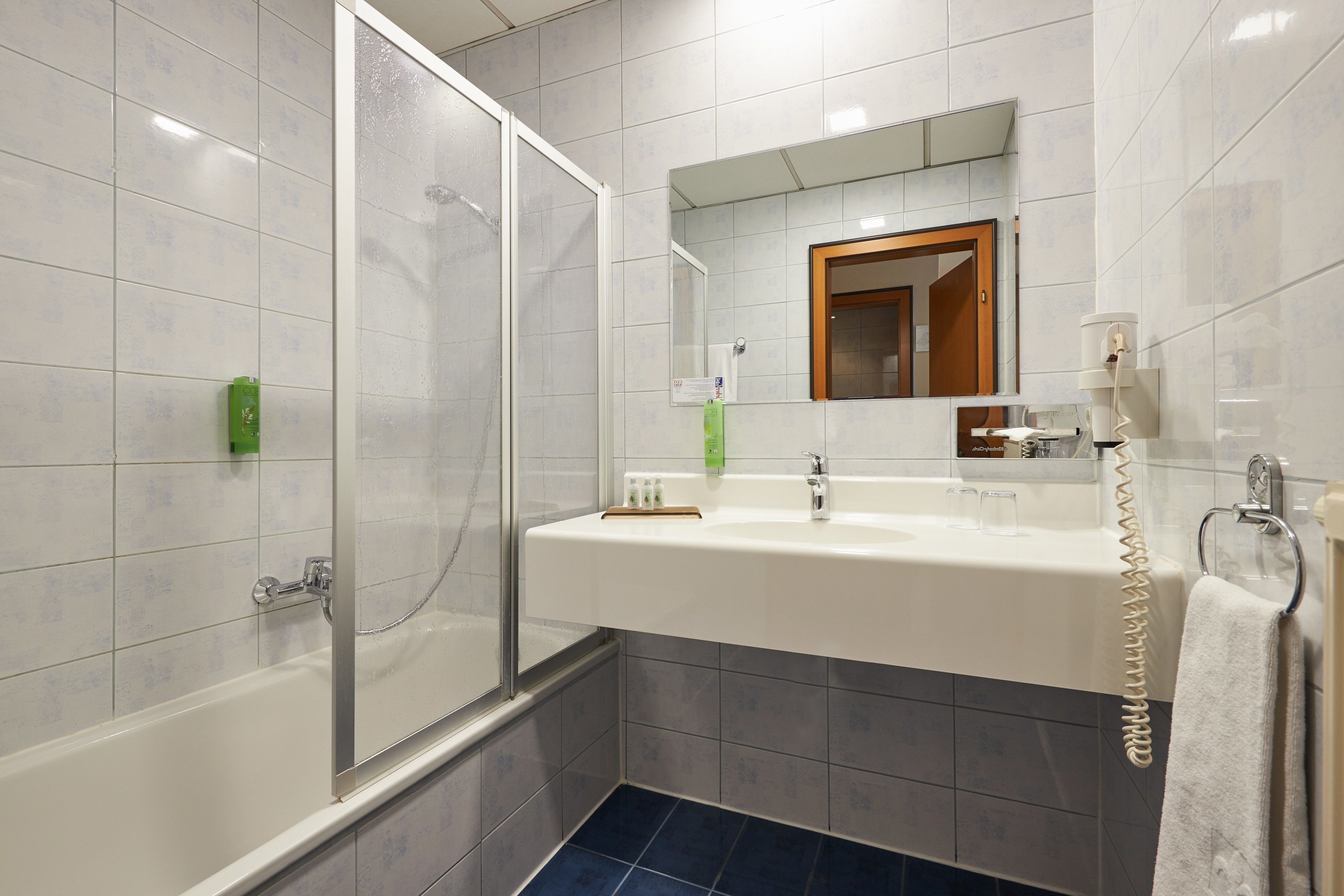 combined shower/bathtub, deep-soaking bathtub, rainfall showerhead