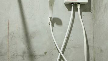 Shower, perlengkapan mandi gratis, sandal, dan handuk