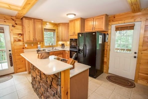 Fridge, microwave, oven, stovetop - Secluded Mountain Haven in Seven Devils (Seven Devils)