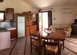 Apartment, 2 Schlafzimmer | Essbereich im Zimmer