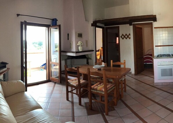 Apartment, 2 Schlafzimmer | Wohnbereich | Fernseher