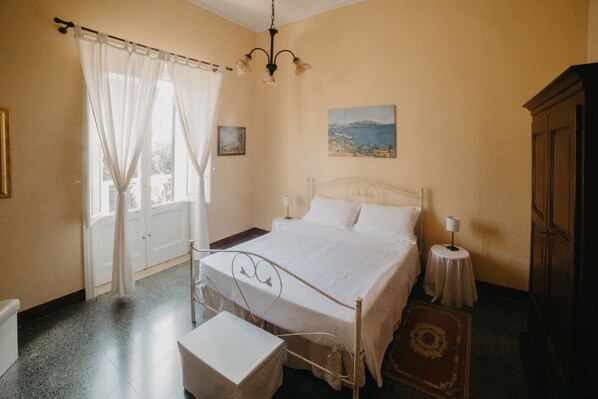 Camera con letto matrimoniale o 2 letti singoli, bagno privato esterno, vista giardino (Cezanne) | Ayrı ayrı dekore edilmiş, ayrı ayrı döşenmiş, masa 
