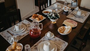 بوفيه فطور مجانًا يوميًا