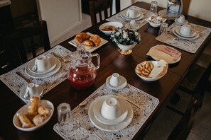 بوفيه فطور مجانًا يوميًا