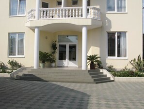 Pintu masuk properti