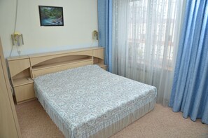 Soundproofing, iron/ironing board, rollaway beds, free WiFi - Laverna Guest House (Sochi)