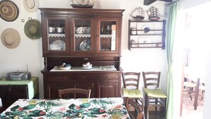 Appartement, 2 slaapkamers | Dineren op de kamer