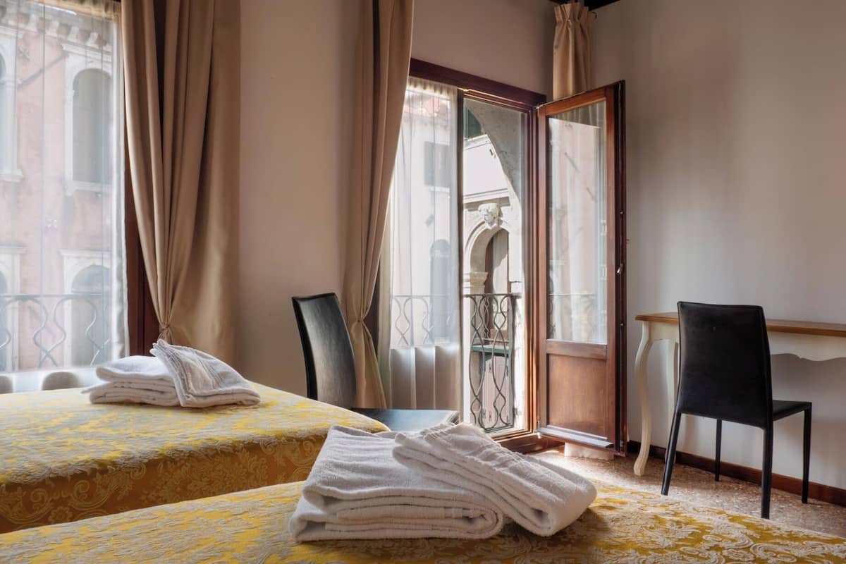 Basic dubbelrum - utsikt mot kanalen | Gratis wi-fi