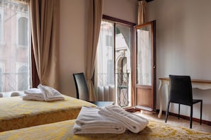 Basic Double Room, Canal View | Free WiFi - Foresteria Valdese Di Venezia (Venice)