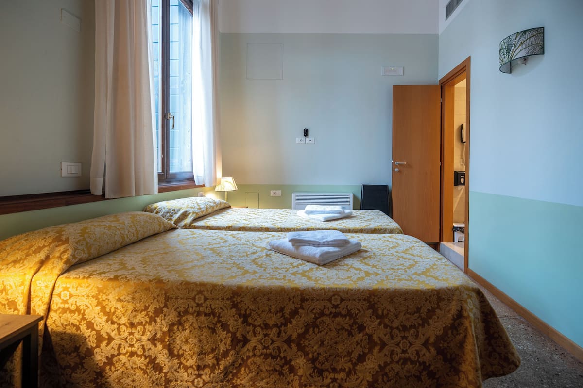 Basic Double Room, Canal View