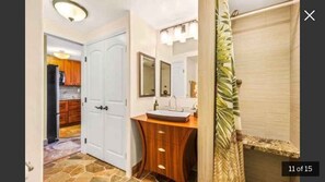 Ensemble baignoire-douche, articles de toilette écologiques