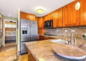 Réfrigérateur, micro-ondes, plaque de cuisson, cafetière/bouilloire