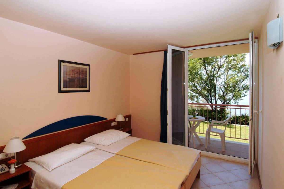 Tabla de planchar con plancha, cunas, wifi y ropa de cama