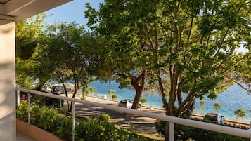 Der serveres morgenmad, frokost og lokale og internationale retter