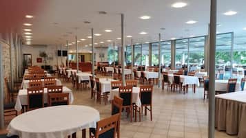 Breakfast, lunch, dinner served; local and international cuisine