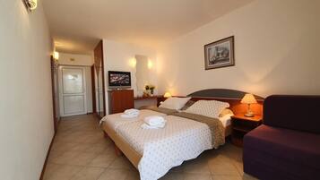 Værelse til 3 personer - balkon - havudsigt | Strygejern/strygebræt, baby-/barnesenge (tillægsgebyr), Wi-Fi, sengetøj