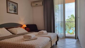 Triple Room, Balcony, Sea View | Iron/ironing board, cribs/infant beds, WiFi, bed sheets
