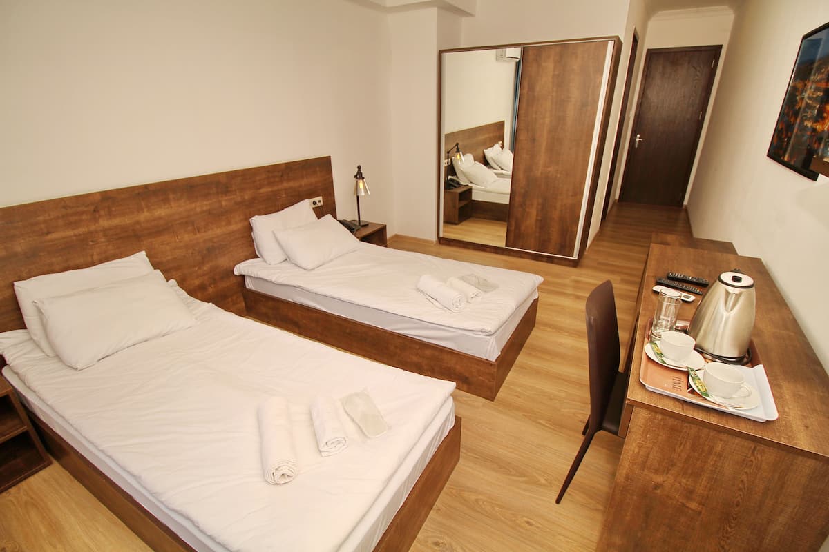 Ropa de cama de alta calidad, minibar y escritorio
