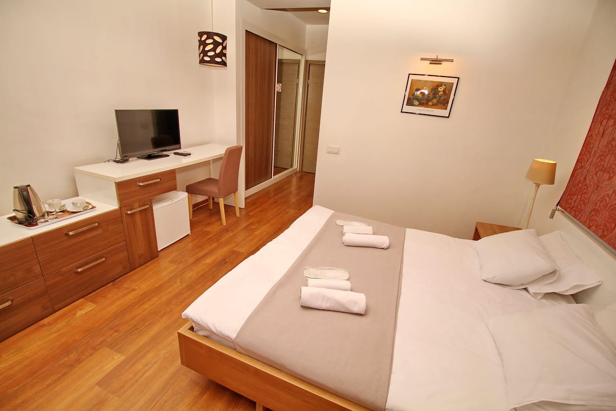 Ropa de cama de alta calidad, minibar y escritorio