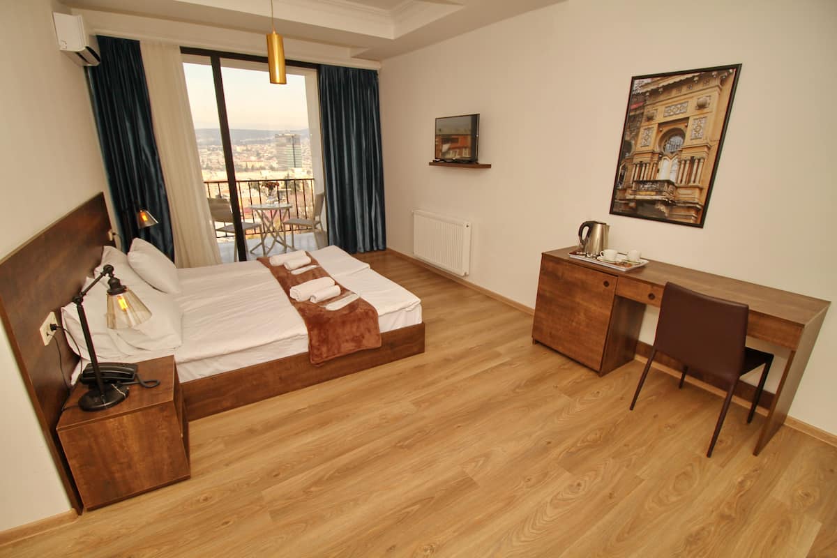 Ropa de cama de alta calidad, minibar y escritorio