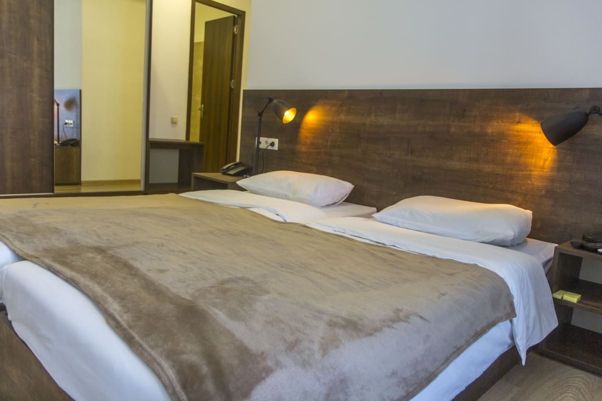 Ropa de cama de alta calidad, minibar y escritorio