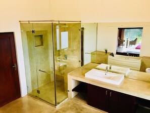 Superior-Suite, Mehrere Betten, Balkon, Seeblick | Badezimmer