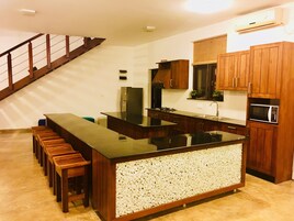 冰箱、微波炉（如有要求）、茶具/咖啡用具