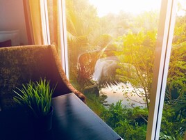 高级套房, 多张床, 阳台, 湖景 | 1 多间卧室、高档床上用品、免费 WiFi