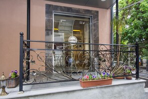 Property entrance - Yerevan Boutique Hotel (Yerevan)