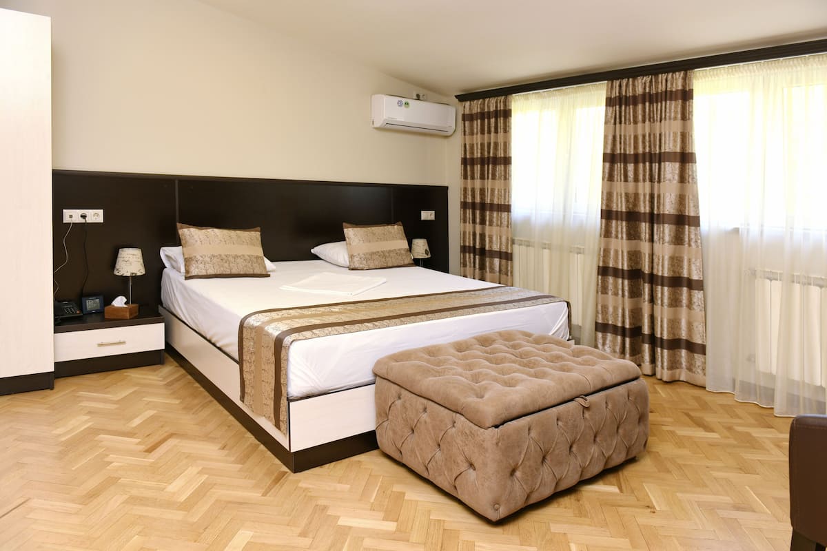 Deluxe Double Room | 1 bedroom, minibar, in-room safe, desk