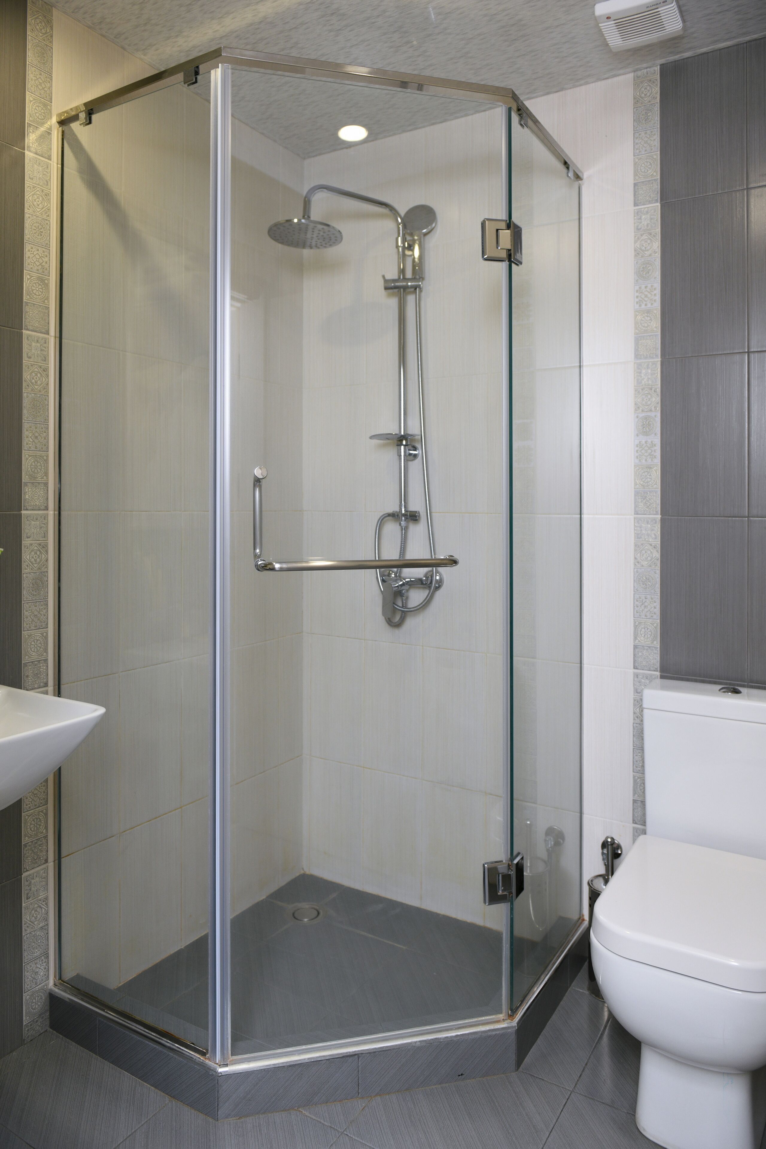 shower, rainfall showerhead, free toiletries, hair dryer