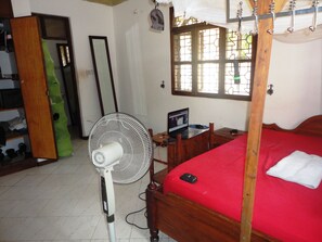 Habitación doble económica, 1 habitación, con acceso para personas discapacitadas, vista al jardín | Minibar, escritorio, tabla de planchar con plancha y wifi gratis 