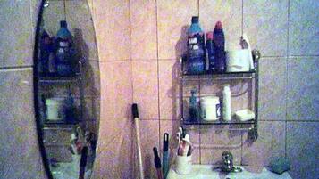 Economy Double Room, 1 Bedroom, Accessible, Garden View | Bathroom | Free toiletries, towels