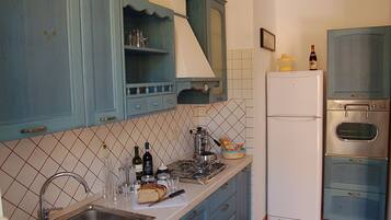 Kühlschrank, Mikrowelle, Ofen, Geschirrspüler