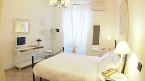 A bedroom with a bed, a desk, a chair, a lamp, and a window with curtains. - Two apartments for groups or families up to 9 In St. Peter area, courtyard (Roma)