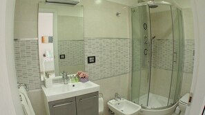 Shower, jetted bath, hair dryer, bidet - Two apartments for groups or families up to 9 In St. Peter area, courtyard (Roma)