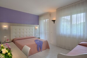 Habitación cuádruple, 2 habitaciones, habitaciones comunicadas | Minibar, caja fuerte, escritorio y cunas (de pago)