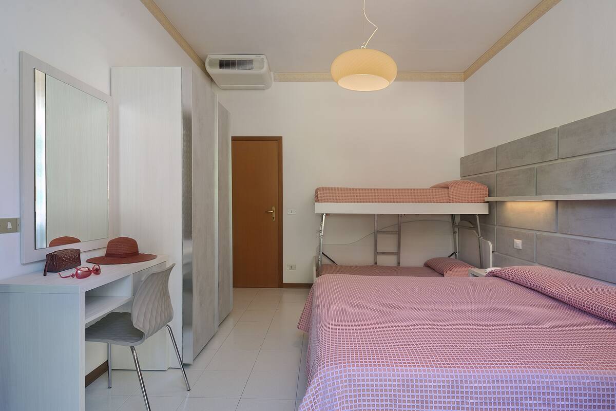 Quarto quádruplo | Frigobar, cofres nos quartos, escrivaninha, berços (sobretaxa)