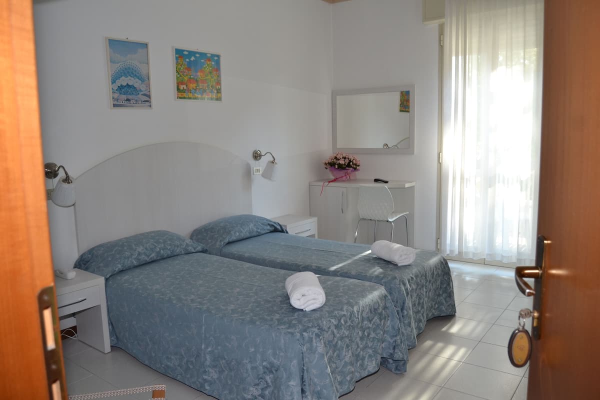 Quarto casal ou duplo básico, 1 quarto, sacada | Frigobar, cofres nos quartos, escrivaninha, berços (sobretaxa)