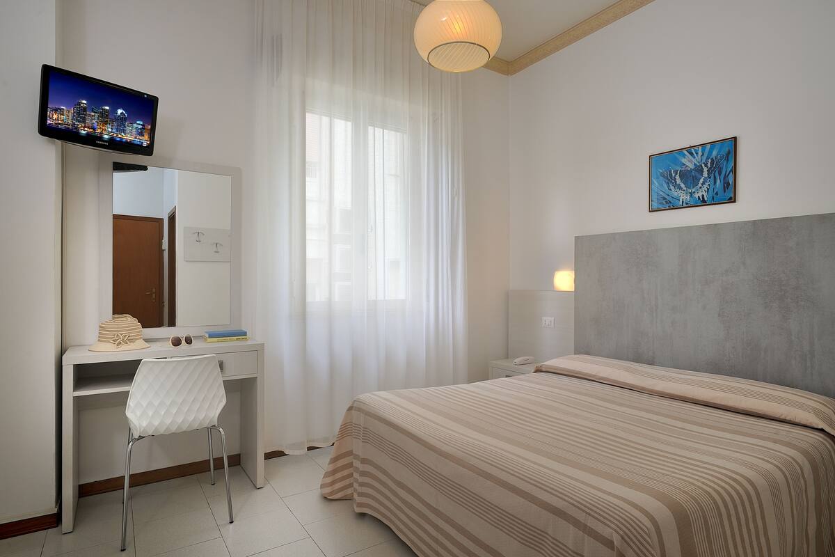 Quarto casal ou duplo econômico | Frigobar, cofres nos quartos, escrivaninha, berços (sobretaxa)