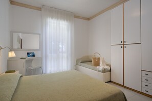 Dreibettzimmer | Minibar, Zimmersafe, Schreibtisch, Babybetten