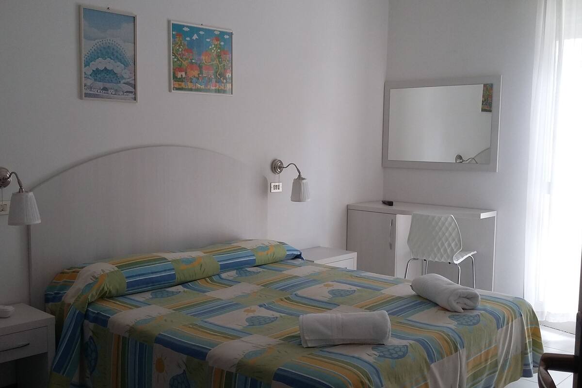 Quarto triplo | Frigobar, cofres nos quartos, escrivaninha, berços (sobretaxa)
